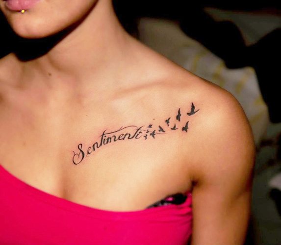 Inscriptions de tatouage sur la clavicule pour les filles en latin avec traduction, russe. Photo, croquis