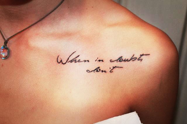 Inscriptions de tatouage sur la clavicule pour les filles en traductions latines. Photos, croquis