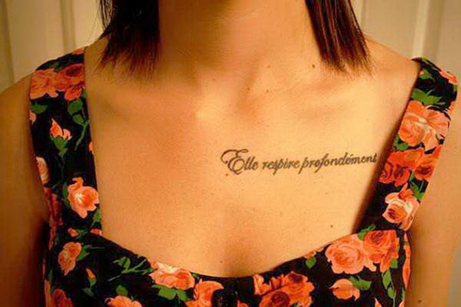 Inscriptions de tatouage sur la clavicule pour les filles en latin avec traduction, russe. Photos, croquis