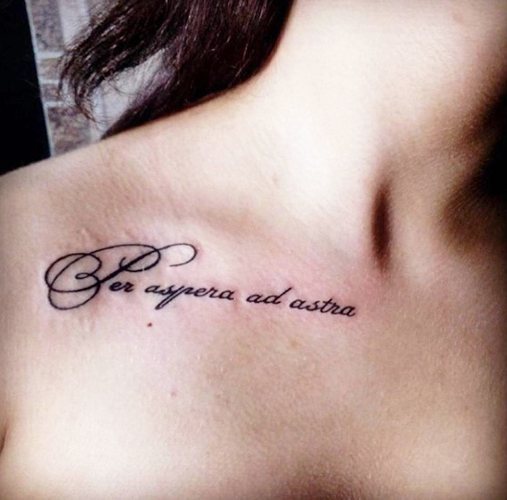 Inscriptions de tatouage sur la clavicule pour les filles en traductions latines. Photos, croquis