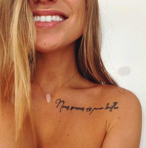 Inscriptions de tatouage sur la clavicule pour les filles en traductions latines. Photos, croquis