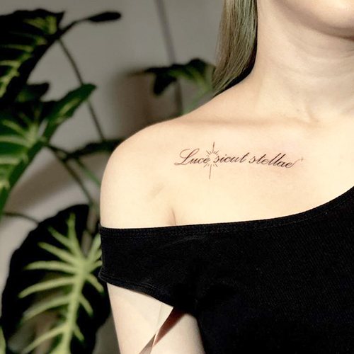 Inscriptions de tatouage sur la clavicule pour les filles en traductions latines. Photos, croquis