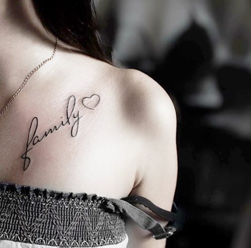 Inscriptions de tatouage sur la clavicule pour les filles en traductions latines. Photos, croquis