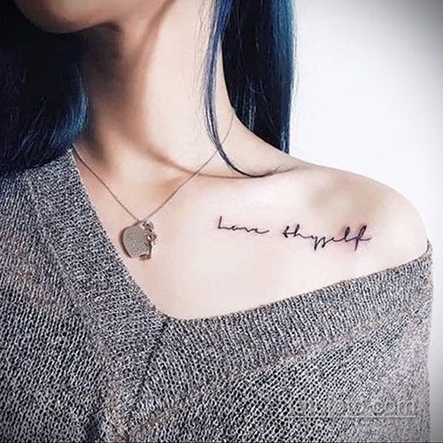 Inscriptions de tatouage sur la clavicule pour les filles en latin avec traduction, russe. Photos, croquis