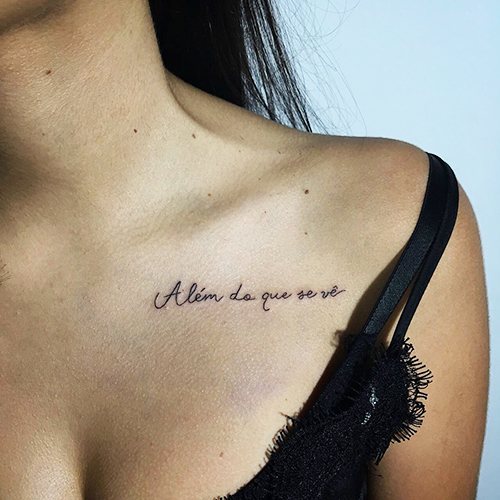 Inscriptions de tatouage sur la clavicule pour les filles en traductions latines. Photos, croquis