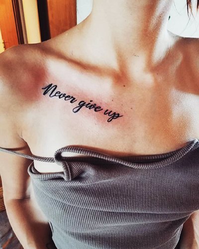 Inscriptions de tatouage sur la clavicule pour les filles en traductions latines. Photos, croquis