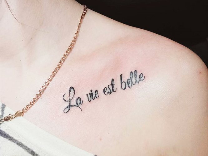 Inscriptions de tatouage sur la clavicule pour les filles en traductions latines. Photos, croquis