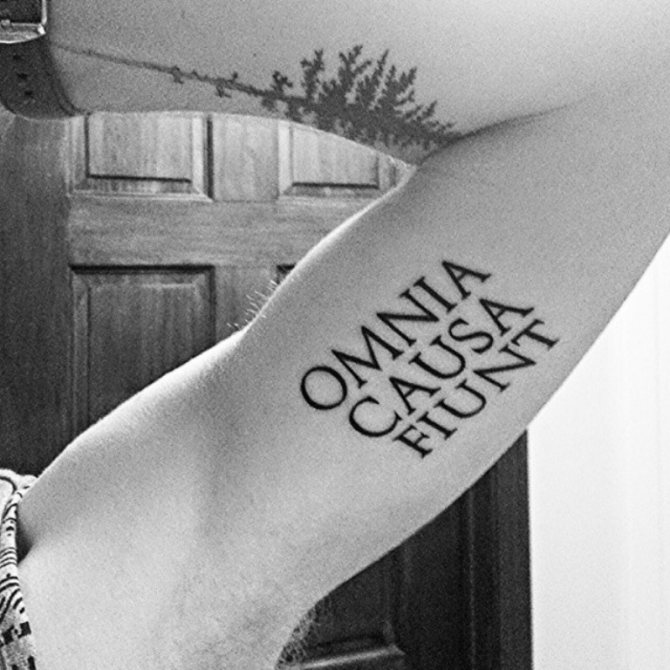 Tatoveringsindskrifter på latin med oversættelse