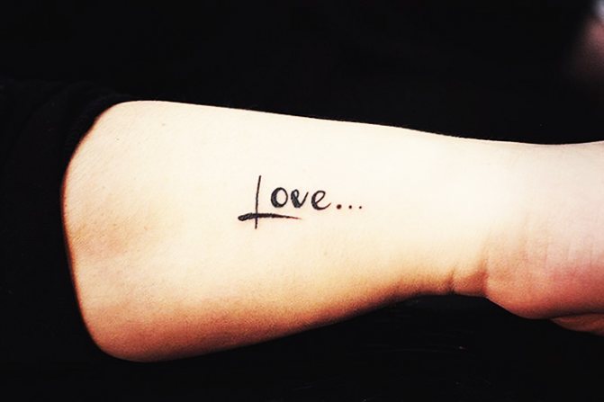 Tätoveeringud tüdrukute käsivarrel. Pildid, kujundused koos tähendusega ladina keeles koos tõlkega