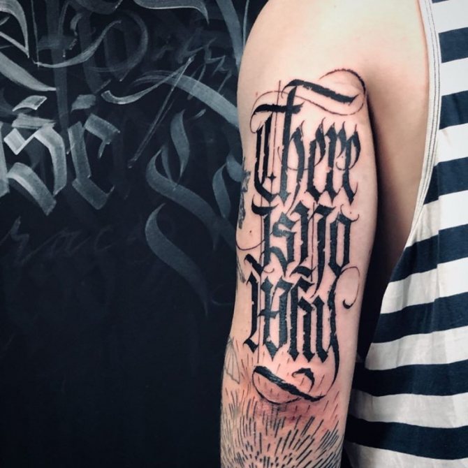 tatouage sur la main pour les hommes