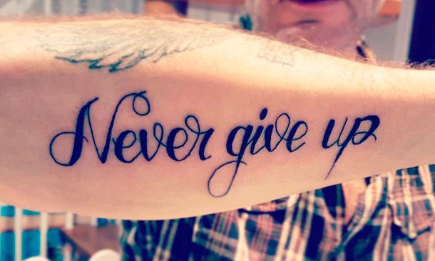 Inscriptions de tatouage sur le bras pour les hommes avec traduction. Photos, vignettes, signification