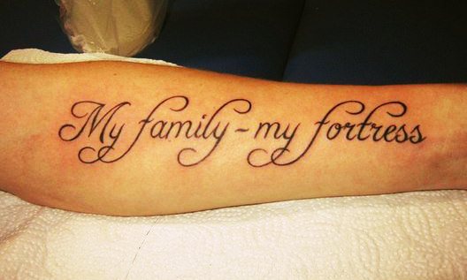 Inscriptions de tatouage sur le bras pour les hommes avec traduction. Photos, vignettes, traduction