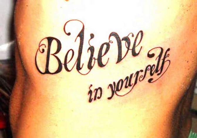 Inscriptions de tatouage sur le bras pour les hommes avec traduction. Photos, vignettes, traduction