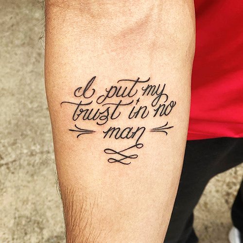 Inscriptions de tatouage sur le bras pour les hommes avec traduction. Photos, vignettes, traduction