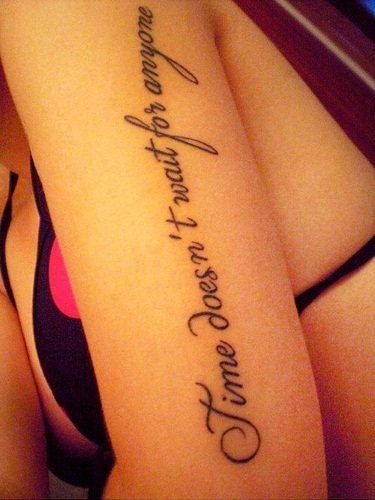 Tatouage d'inscriptions sur le bras pour les filles. Photos, croquis en latin avec traduction, signification