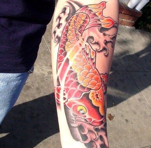 Tatouage d'inscriptions sur le bras pour les filles. Photo, croquis en latin avec traduction, signification