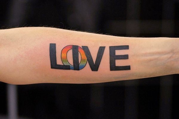 Initiales d'un tatouage sur le bras d'une fille. Photo, croquis en latin avec traduction, signification