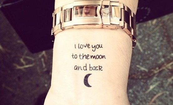 Inscriptions de tatouage sur le bras d'une fille. Photo, croquis en latin avec traduction, signification