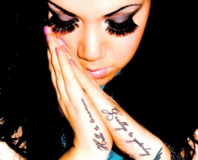 Tatouage du coude à la main