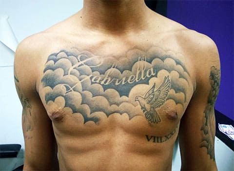 Tatuaje de cielo y nubes en el pecho