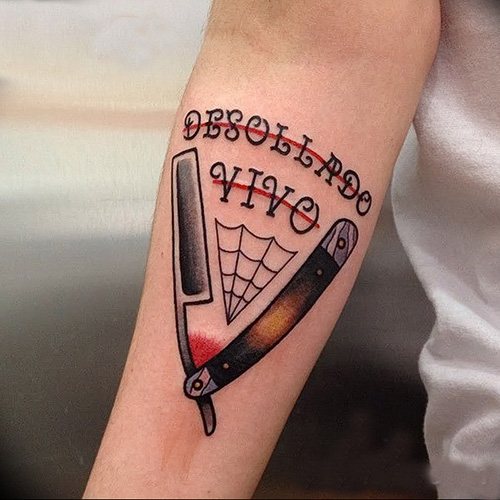 Τατουάζ Papillon Μαχαίρι. Φωτογραφία, νόημα, σκίτσα του τριαντάφυλλου, επιγραφή, ιστός αράχνης