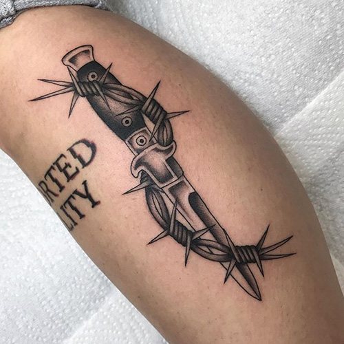 Τατουάζ Papillon Μαχαίρι. Φωτογραφία, νόημα, σκίτσα του τριαντάφυλλου, επιγραφή, ιστός αράχνης