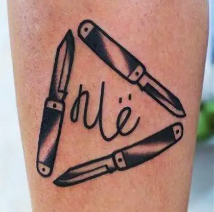 Τατουάζ Papillon Μαχαίρι. Φωτογραφία, νόημα, σκίτσα του τριαντάφυλλου, επιγραφή, ιστός αράχνης