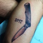 Tatuaggio coltello a farfalla. Foto, significato, miniature con una rosa, una scritta, una ragnatela