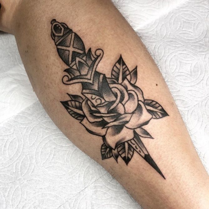couteau et rose de tatouage