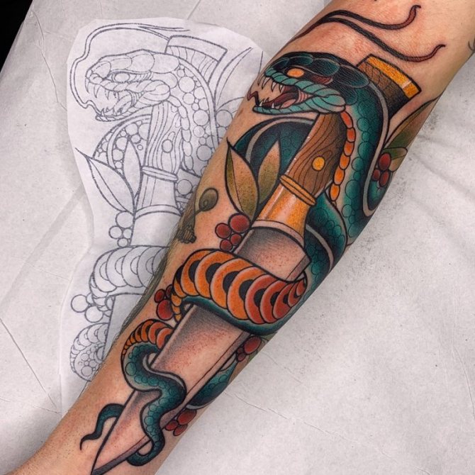 tatouage de couteau sur la main