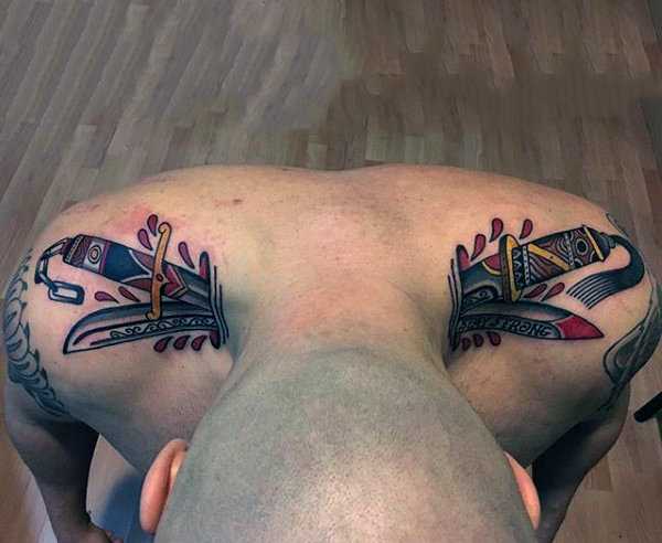 Tatouage d'un couteau sur un prisonnier