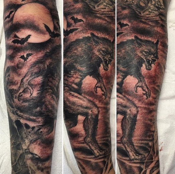 Tatouage d'un loup-garou sur la jambe d'un homme