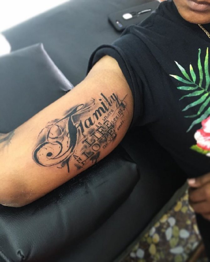 Tatouage signifiant famille