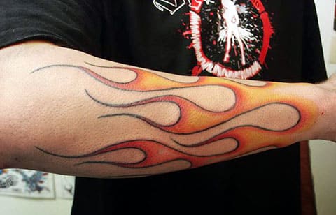 Tatouage de feu sur le bras d'un homme