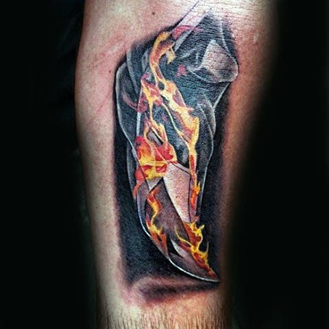 Tatouage du feu sur son bras