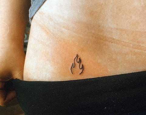 Tatouage du feu chez une fille