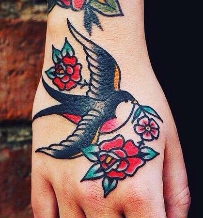 Un tatouage old school. Croquis masculins, pour filles, noir et blanc, couleur