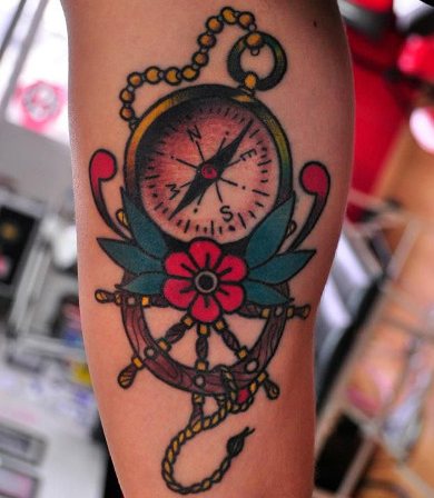 Un tatouage old school. Croquis masculins, pour filles, noir et blanc, couleur