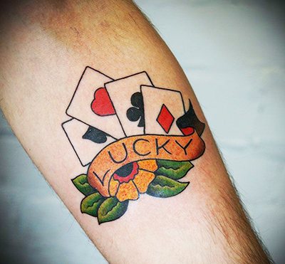 Un tatouage old school. Croquis masculins, pour filles, noir et blanc, couleur