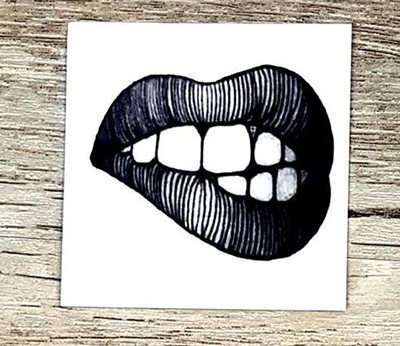 Un tatouage old school. Croquis masculins, pour filles, noir et blanc, couleur