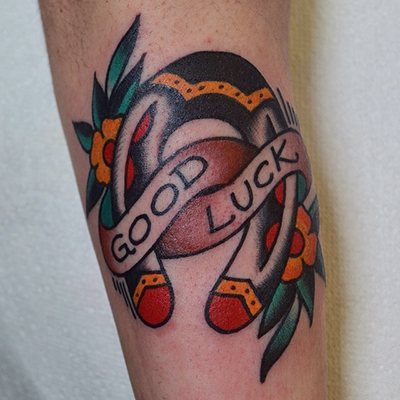 Un tatouage old school. Croquis masculins, pour filles, noir et blanc, couleur