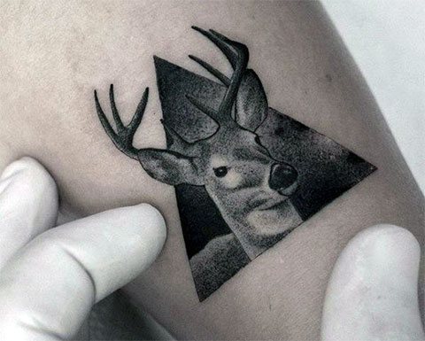 Татуировка на елен в триъгълник - снимка