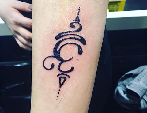 Tatuaje Om en la mano