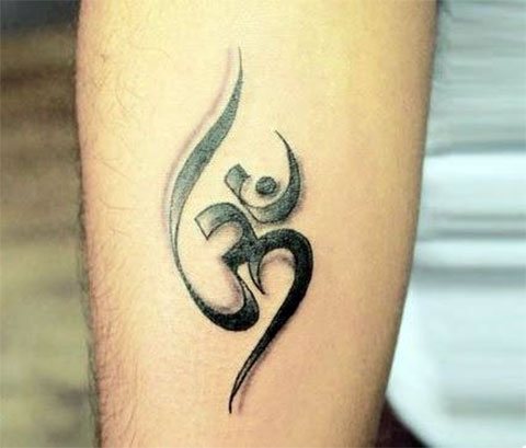 Tatuaje Aom en el brazo