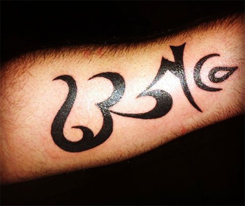 Tatuaje Om en la mano