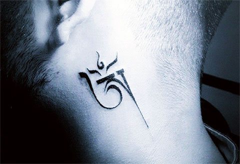 Tatuaje Om en el cuello de un hombre