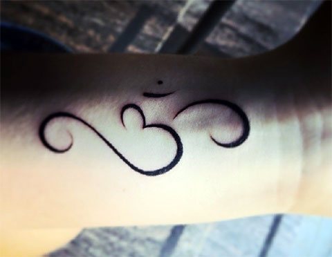 Tatuaje Eom en la muñeca - foto