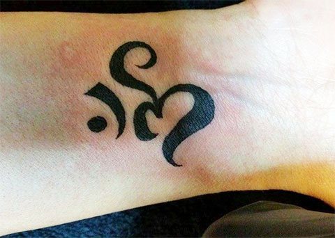 Tatuaje Eom en la muñeca