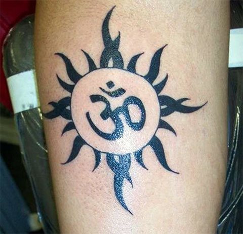 Tatuaje Eom dentro del sol en el brazo