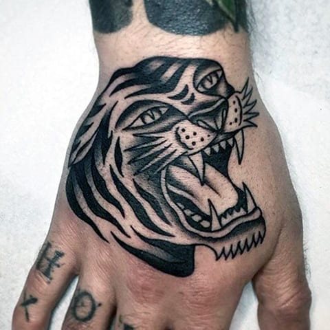 Tatouage d'un tigre souriant sur une main